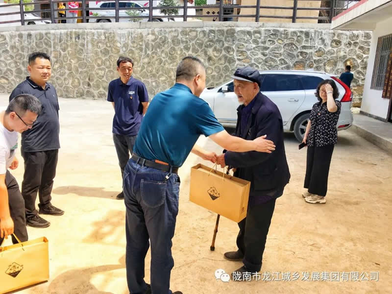 “感黨恩、憶黨史”，--市龍江城鄉(xiāng)發(fā)展集團公司開展慶祝建黨99周年主題黨日活動